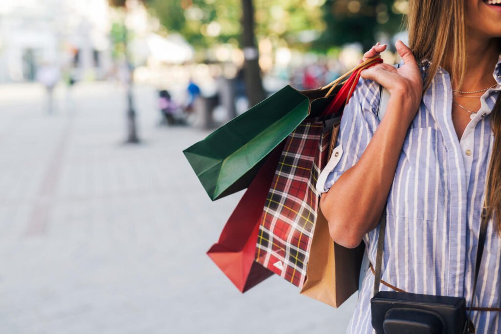 Give me an image for a blog post on this topic that says How to Make the Most of Shopping Locally in HonoluluI